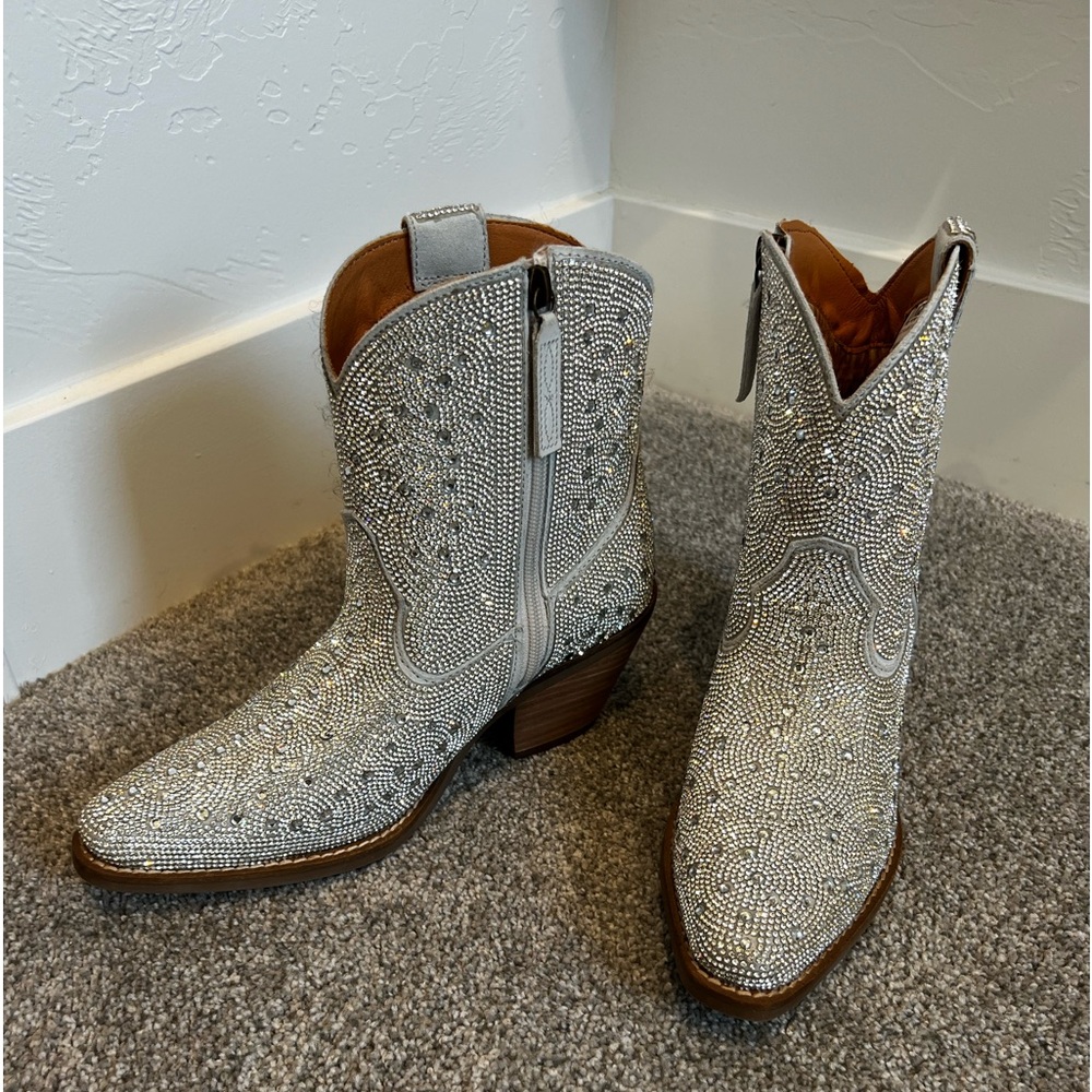 DINGO RHINESTONE BOOTS! Size 7.5, NEVER BEEN WORN